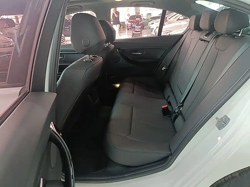 BMW 3 Series 2017 — фото 17