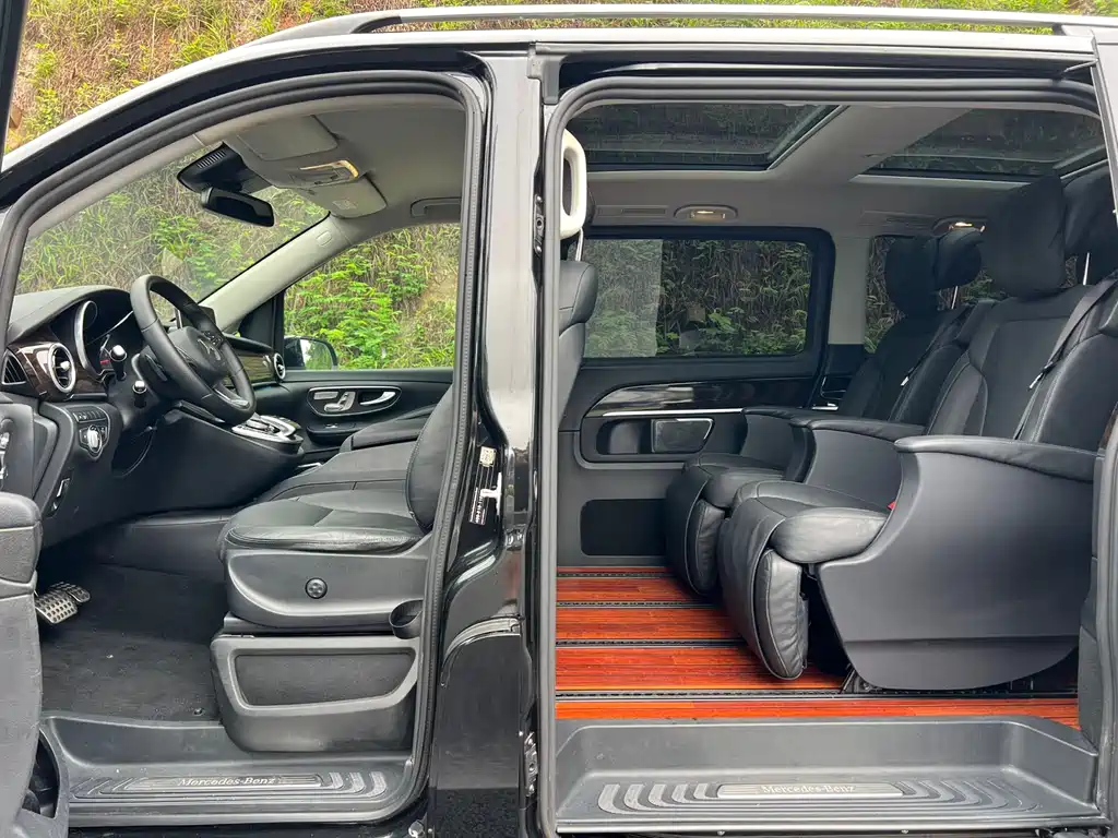Mercedes-Benz V-Class 2018 — фото 16