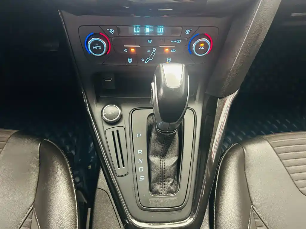 Ford Focus 2017 — фото 16