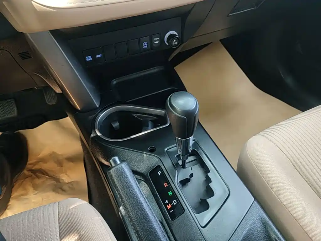 Toyota RAV4 2017 — фото 14