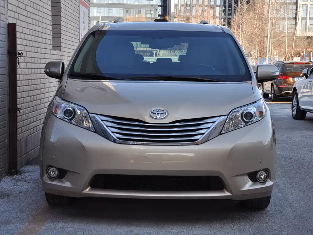 Toyota Sienna 2013 — фото 2