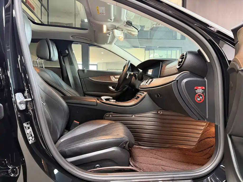 Mercedes-Benz E-Class 2018 — фото 19