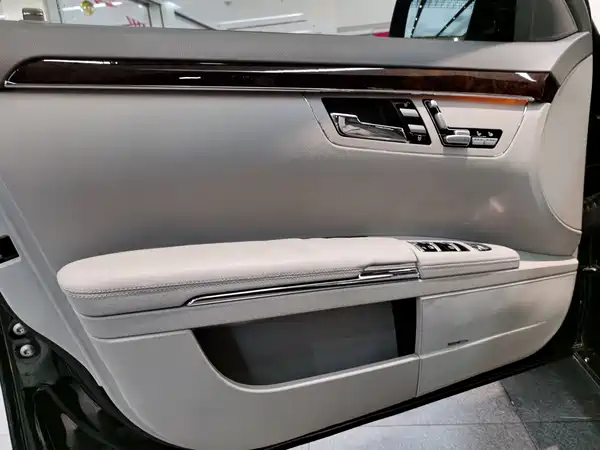 Mercedes-Benz S-Class 2011
