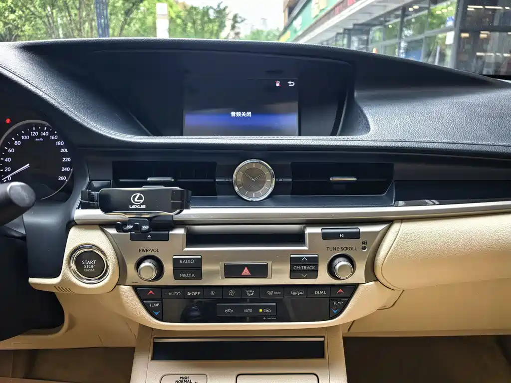 Lexus ES 2015 — фото 15