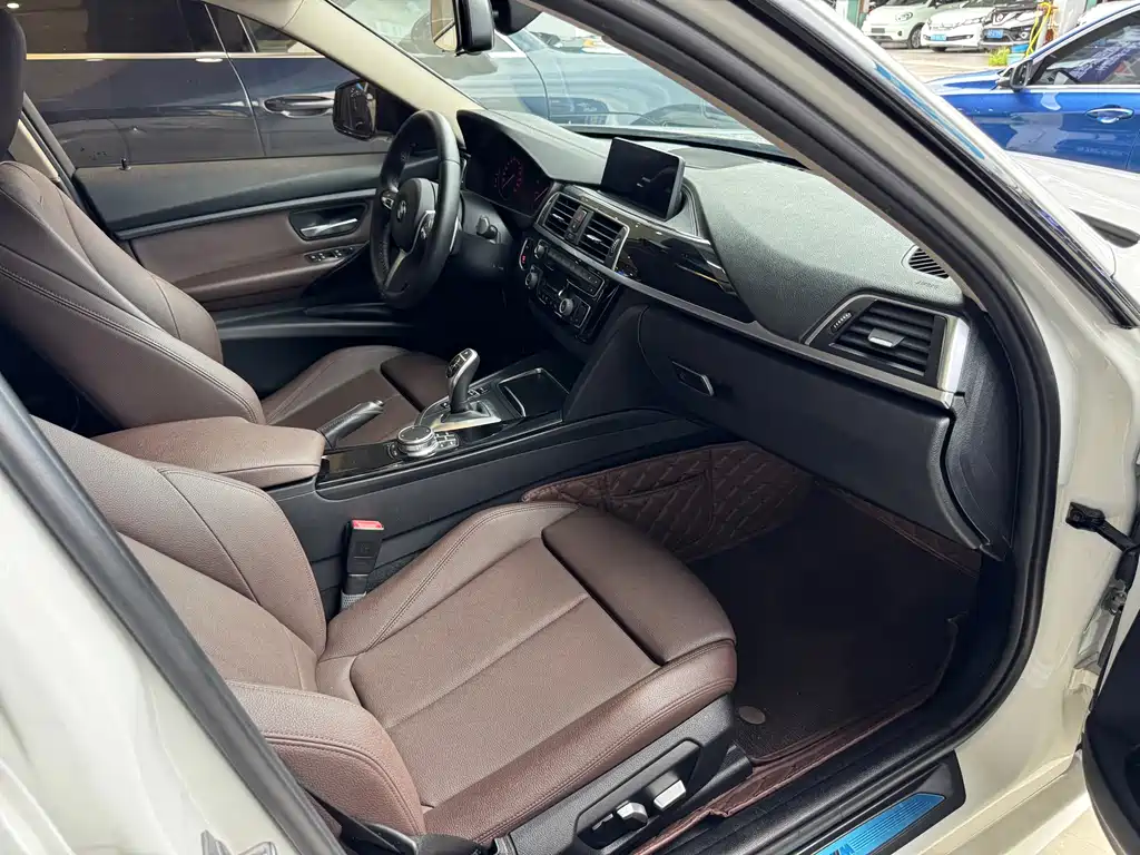 BMW 3 Series 2018 — фото 16