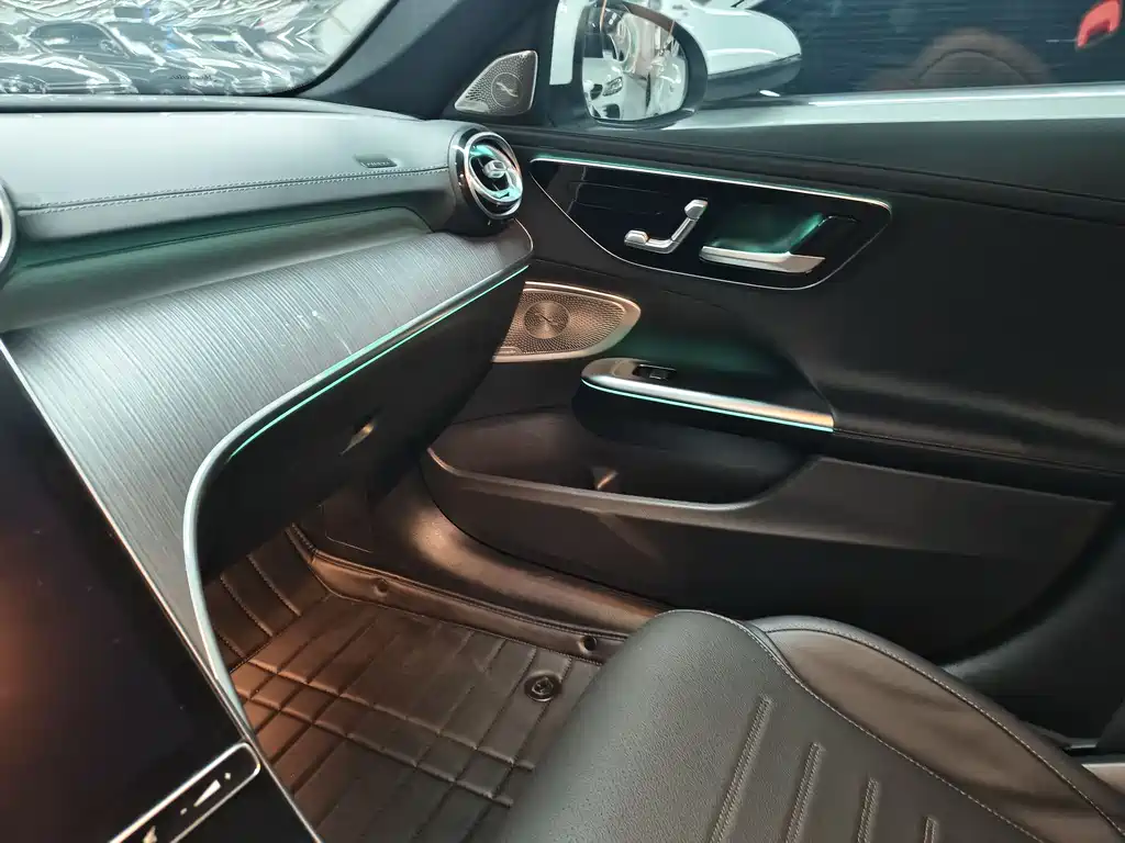 Mercedes-Benz C-Class 2023 — фото 12