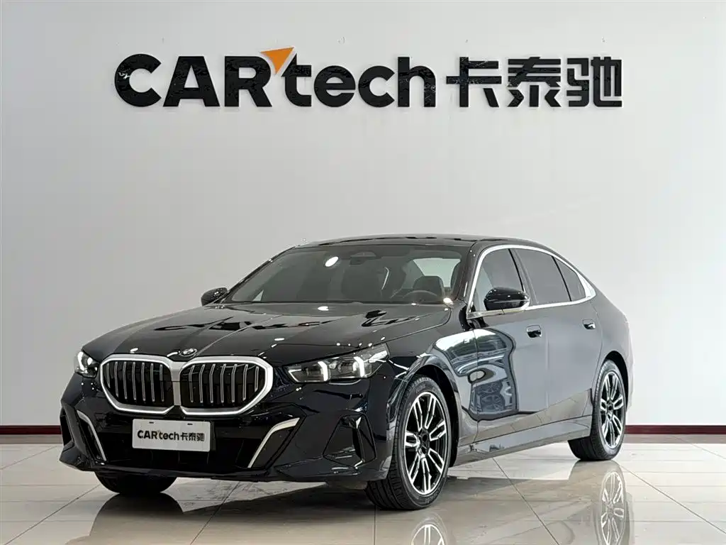 BMW 5 Series 2025 — фото 1