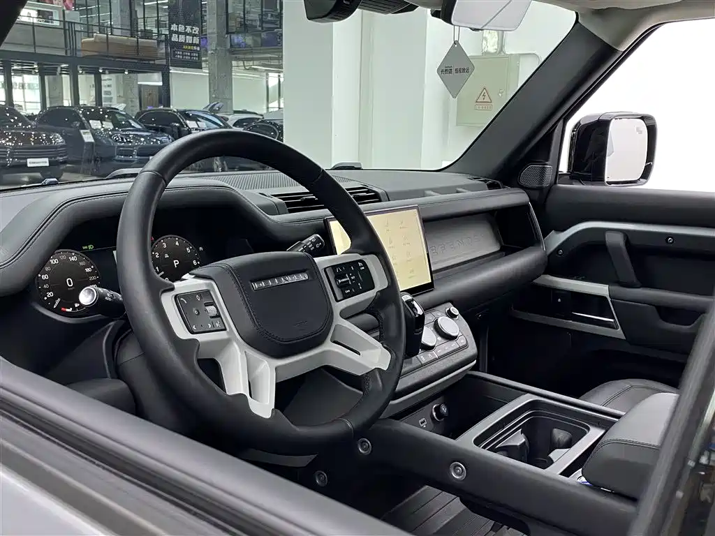 Land Rover Defender 2023 — фото 25