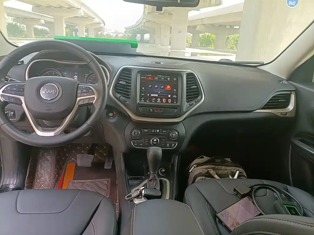 Jeep Cherokee 2017 — фото 13