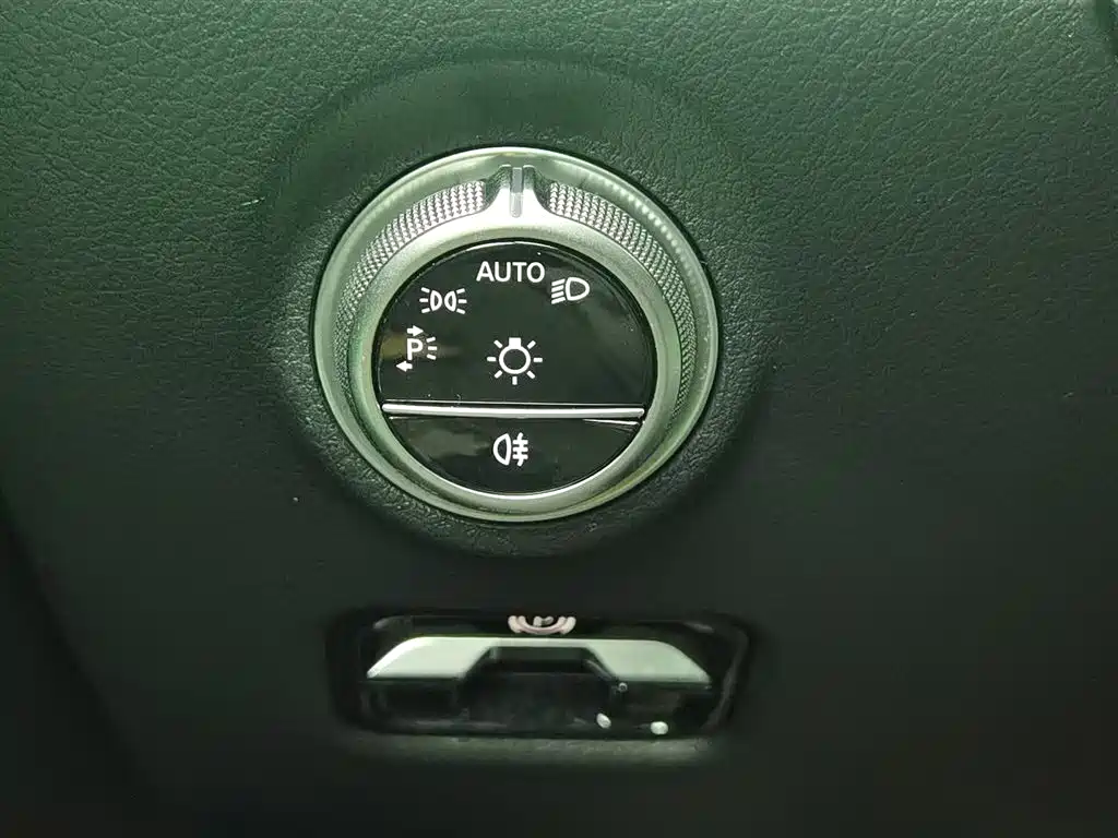 Mercedes-Benz C-Class 2025 — фото 21