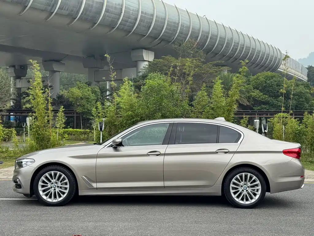 BMW 5 Series 2019 — фото 19