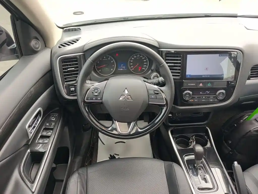 Mitsubishi Outlander 2018 — фото 11