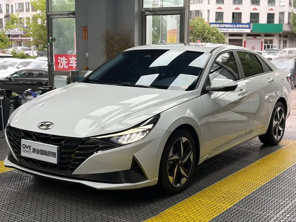 Hyundai Elantra 2022 — фото 1