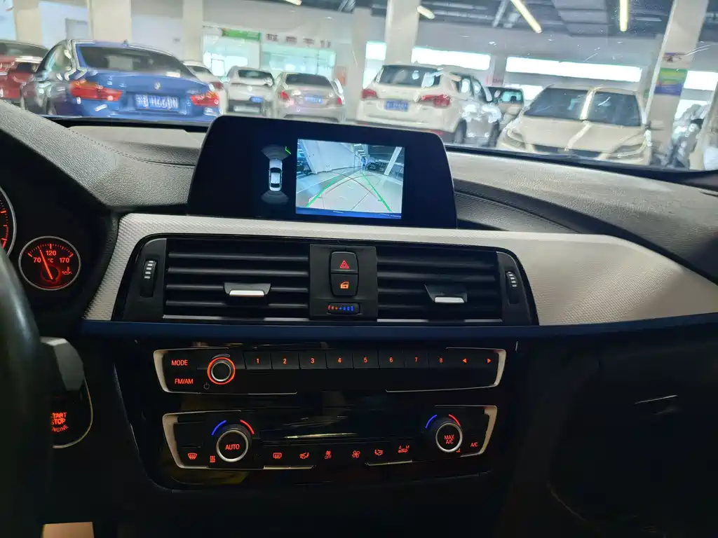 BMW 3 Series 2018 — фото 11