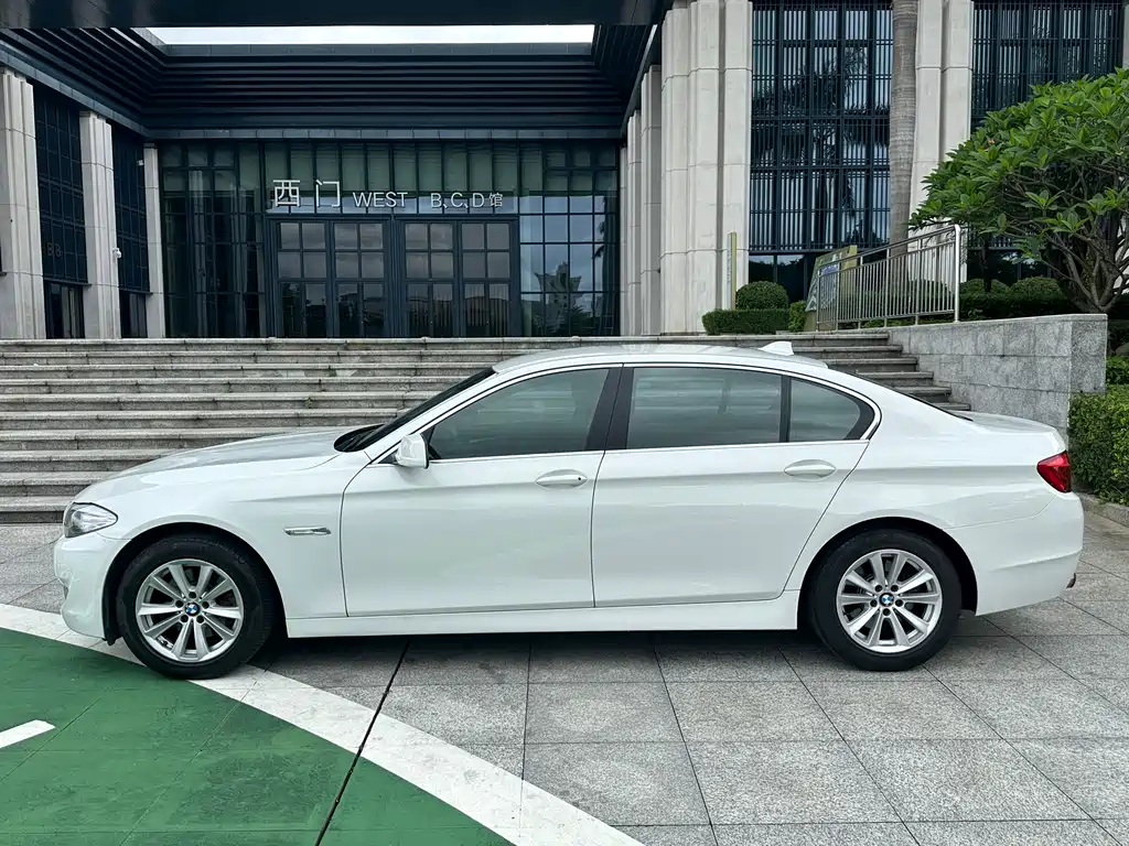 BMW 5 Series 2013 — фото 36