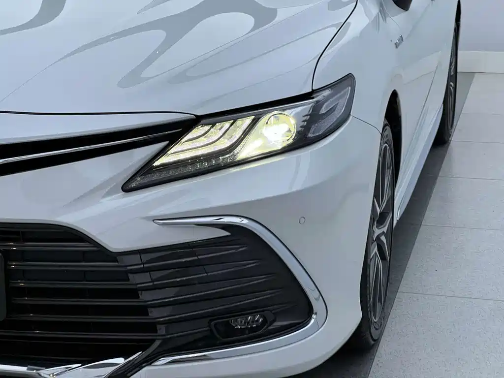 Toyota Camry 2023 — фото 5