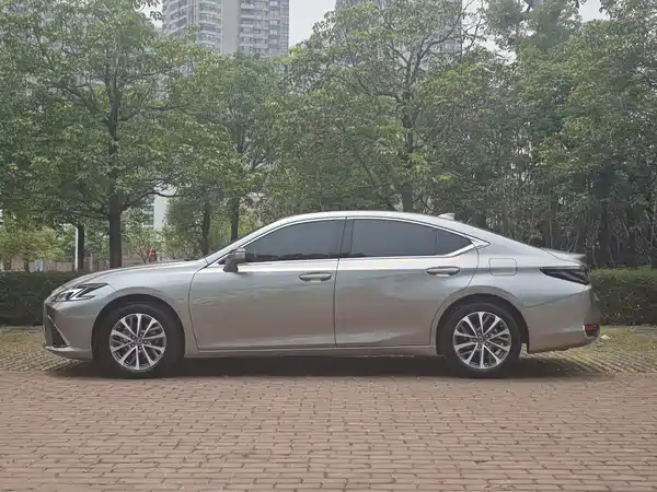 Lexus ES 2025