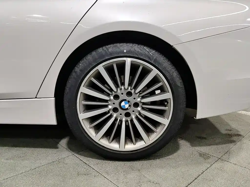 BMW 3 Series 2018 — фото 12