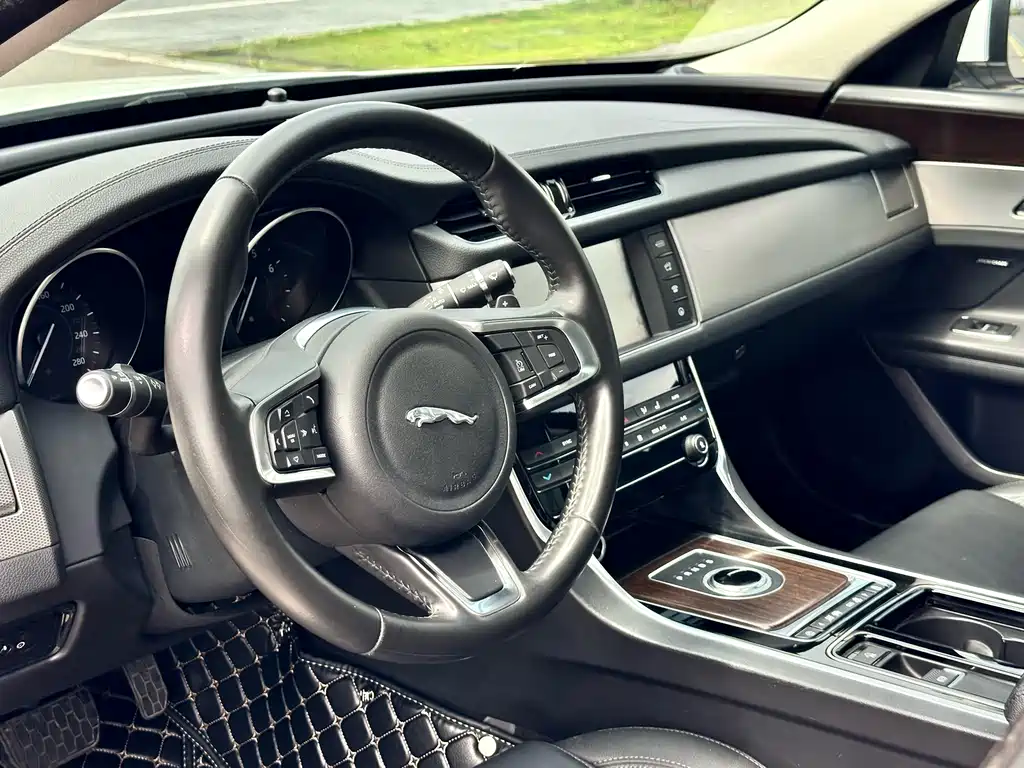 Jaguar XFL 2018 — фото 10