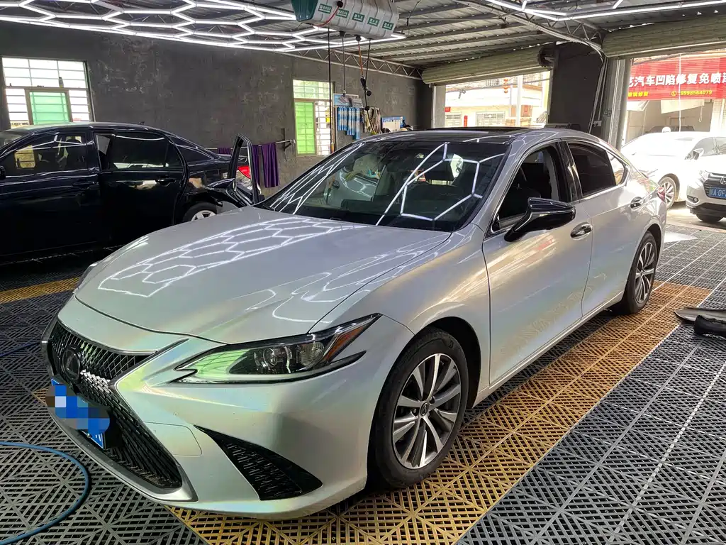 Lexus ES 2019 — фото 1