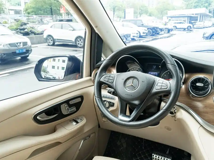 Mercedes-Benz V-Class 2023 — фото 14