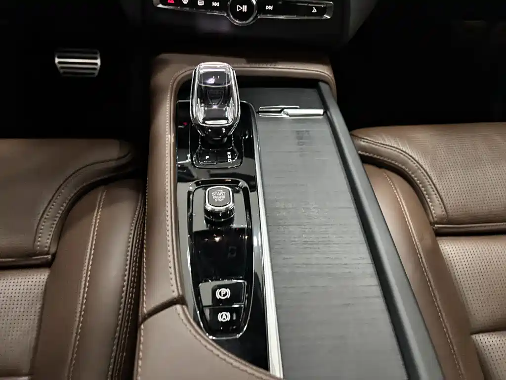 Volvo XC90 2023 — фото 20