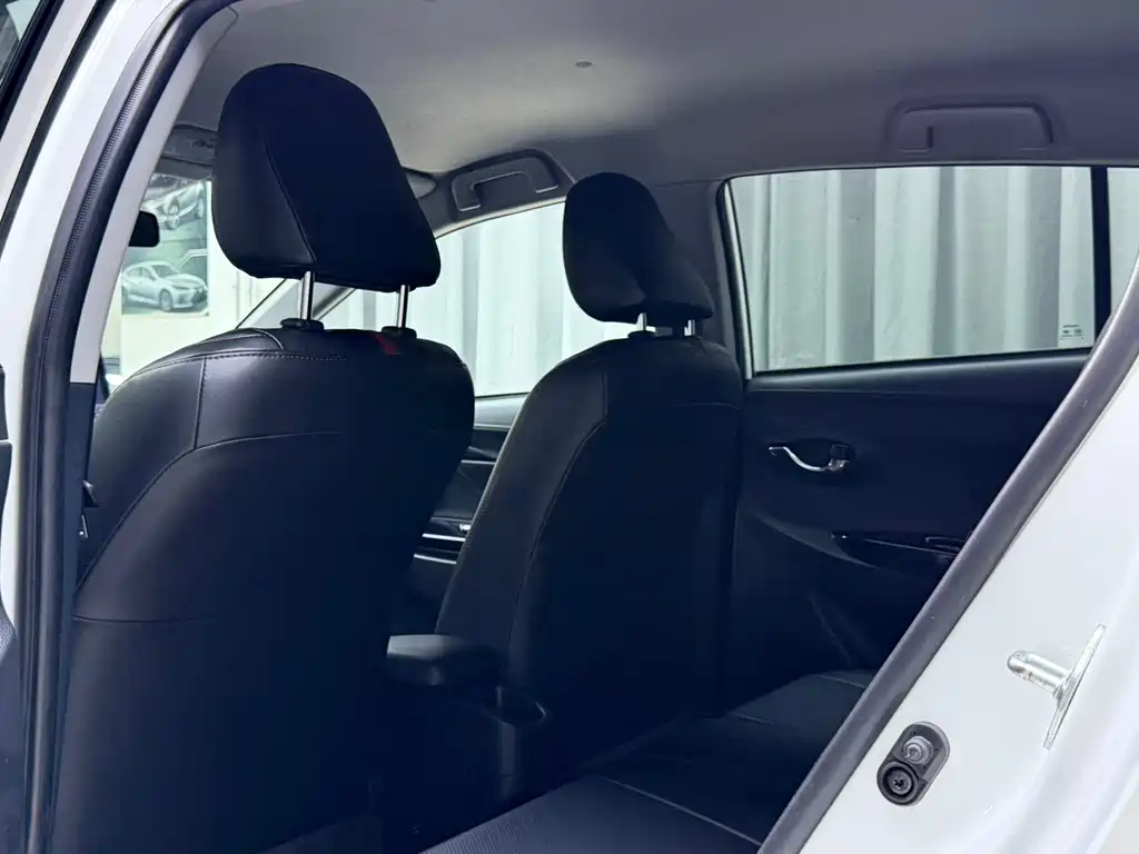 Toyota Yaris L 2022 — фото 18