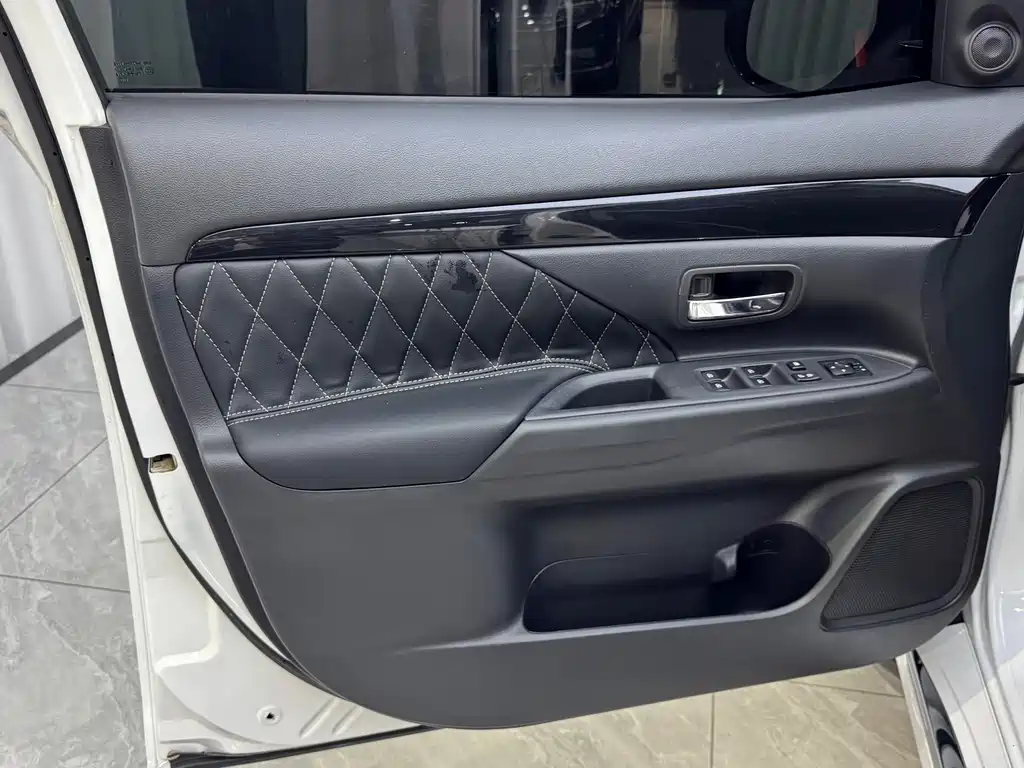 Mitsubishi Outlander 2022 — фото 11