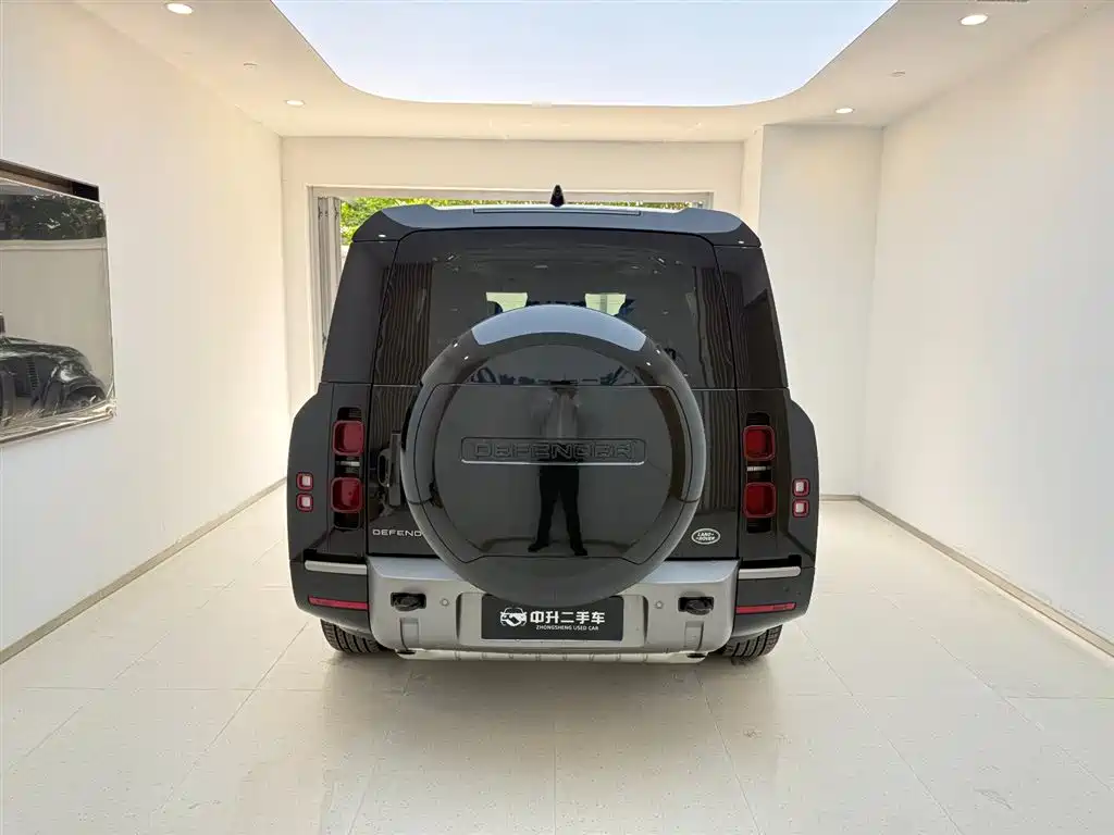 Land Rover Defender 2025