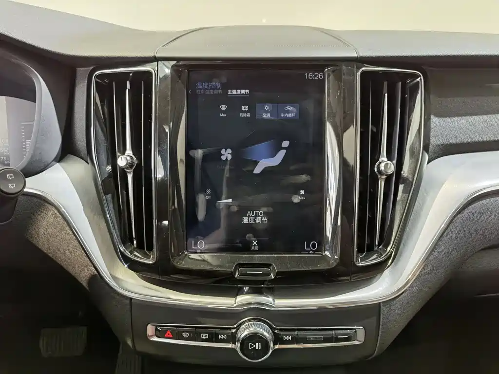 Volvo XC60 2018 — фото 12