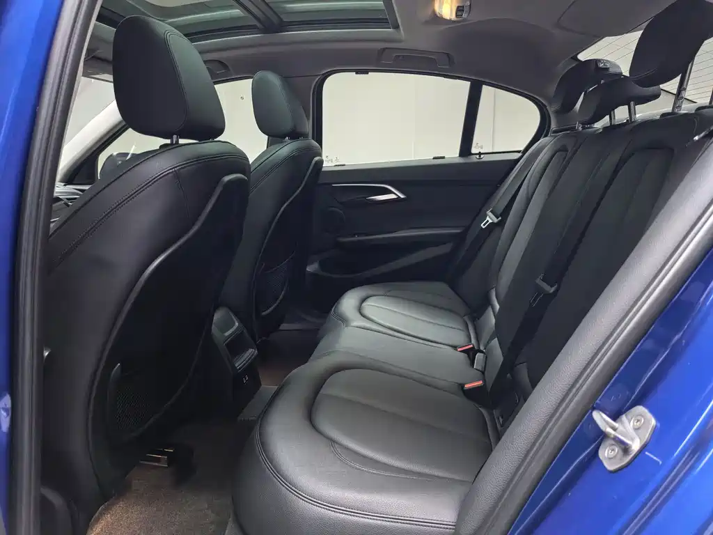 BMW 1 Series 2018 — фото 13