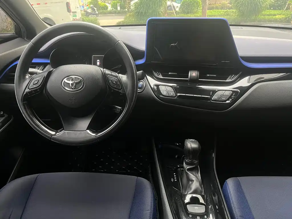 Toyota C-HR 2018 — фото 17