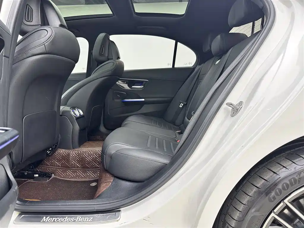 Mercedes-Benz C-Class 2023 — фото 7