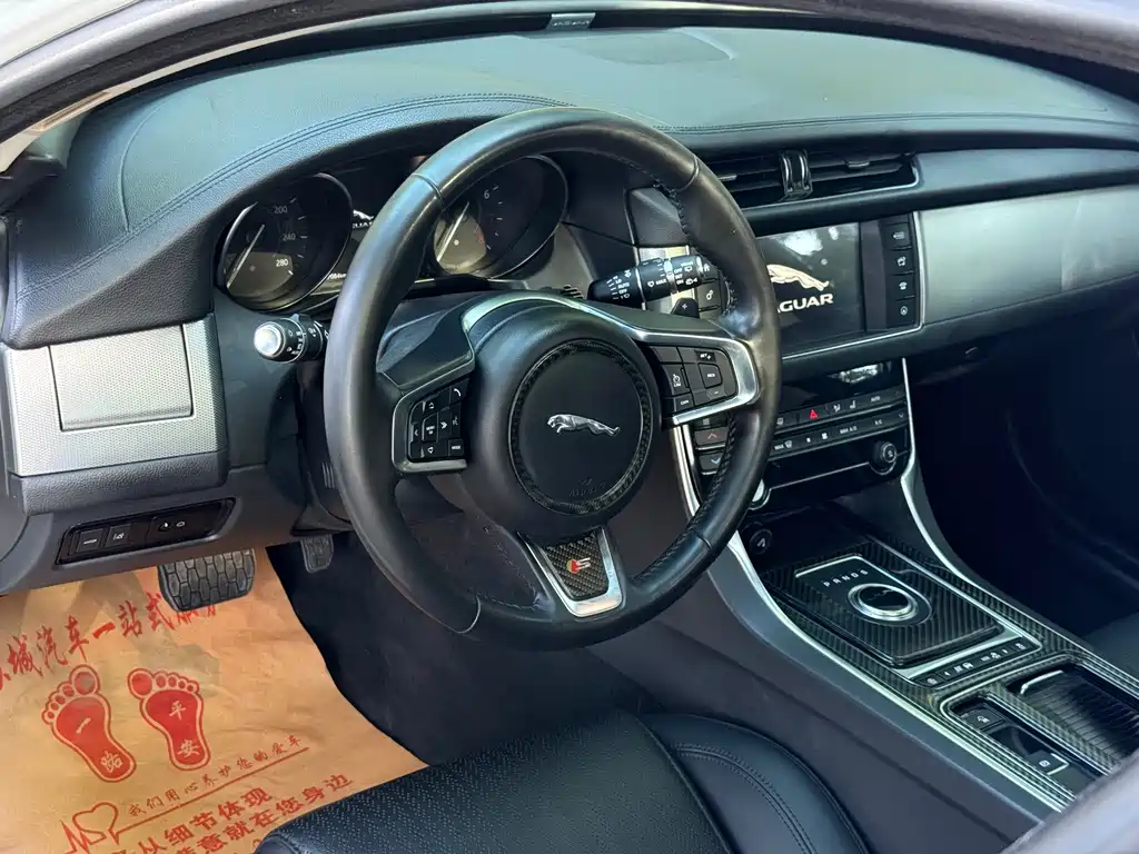 Jaguar XF 2019 — фото 18