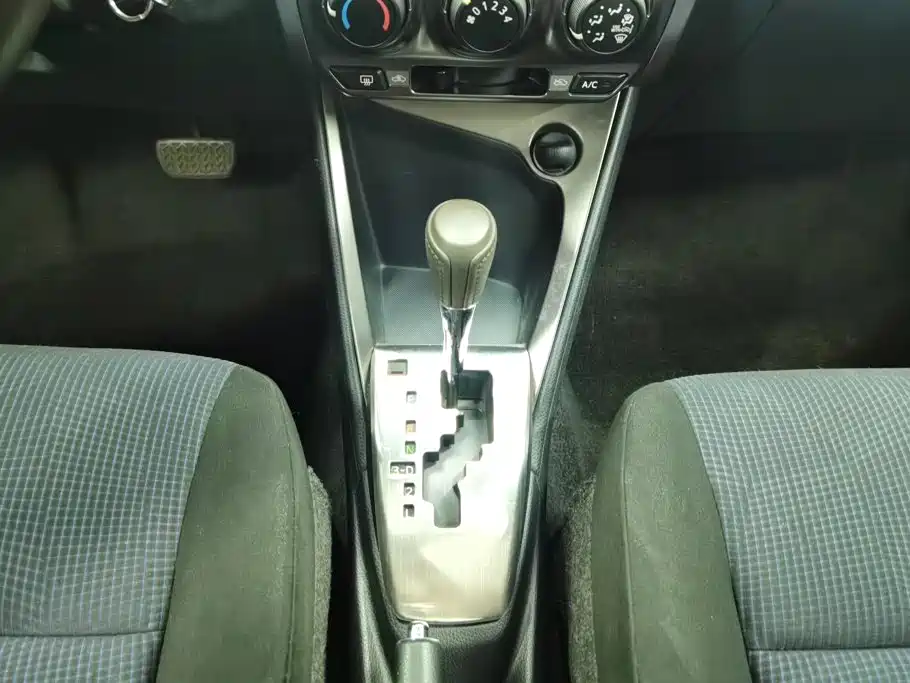 Toyota Yaris L 2015 — фото 16