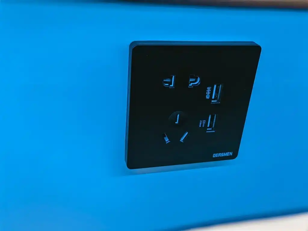 Toyota Hiace 2023 — фото 35