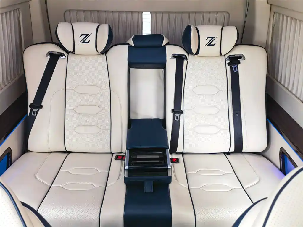 Toyota Hiace 2023 — фото 11