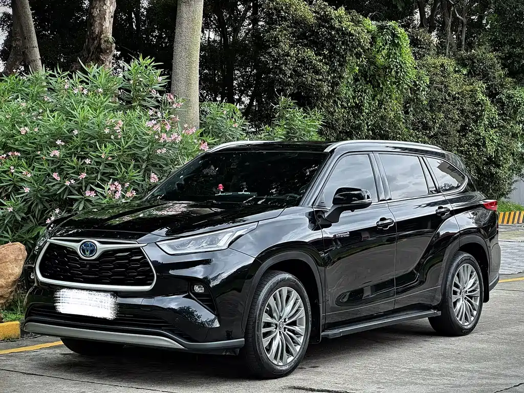Toyota Highlander 2022 — фото 1