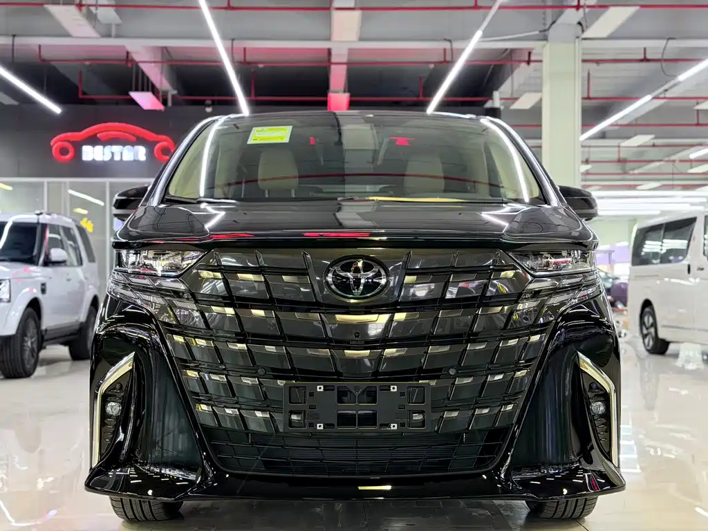 Toyota Alphard — фото 1