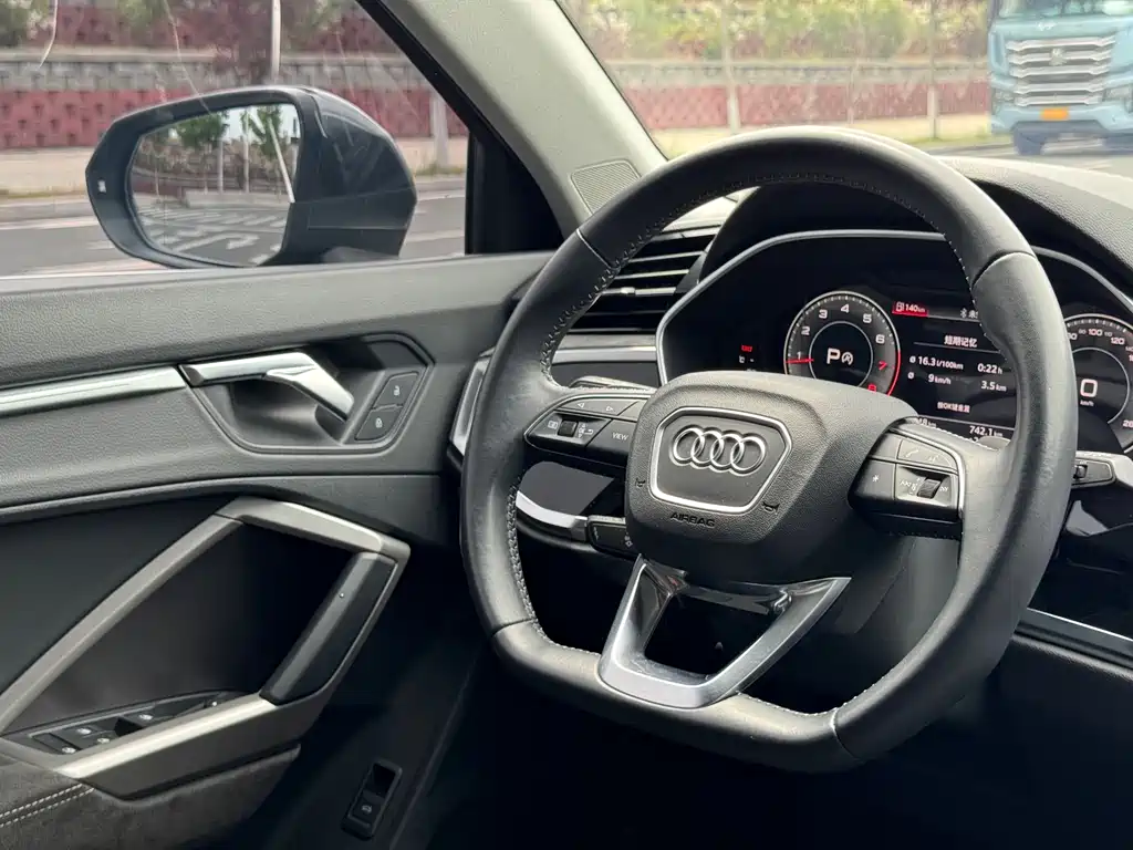 Audi Q3 2022 — фото 16