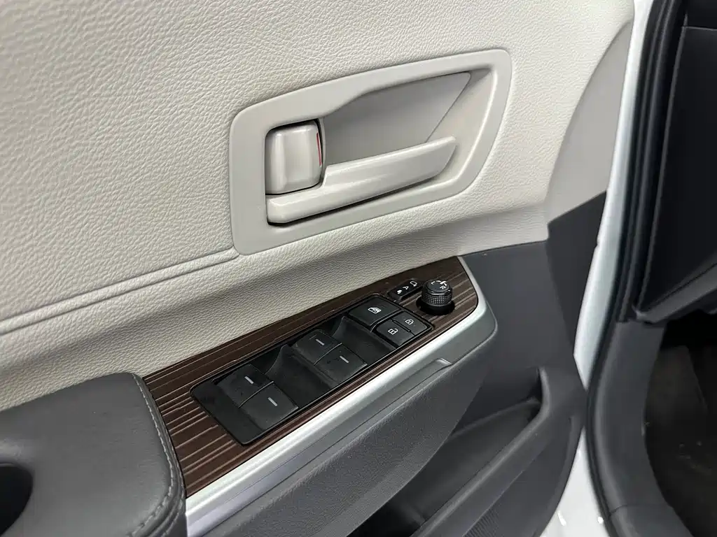 Toyota Sienna 2023 — фото 19