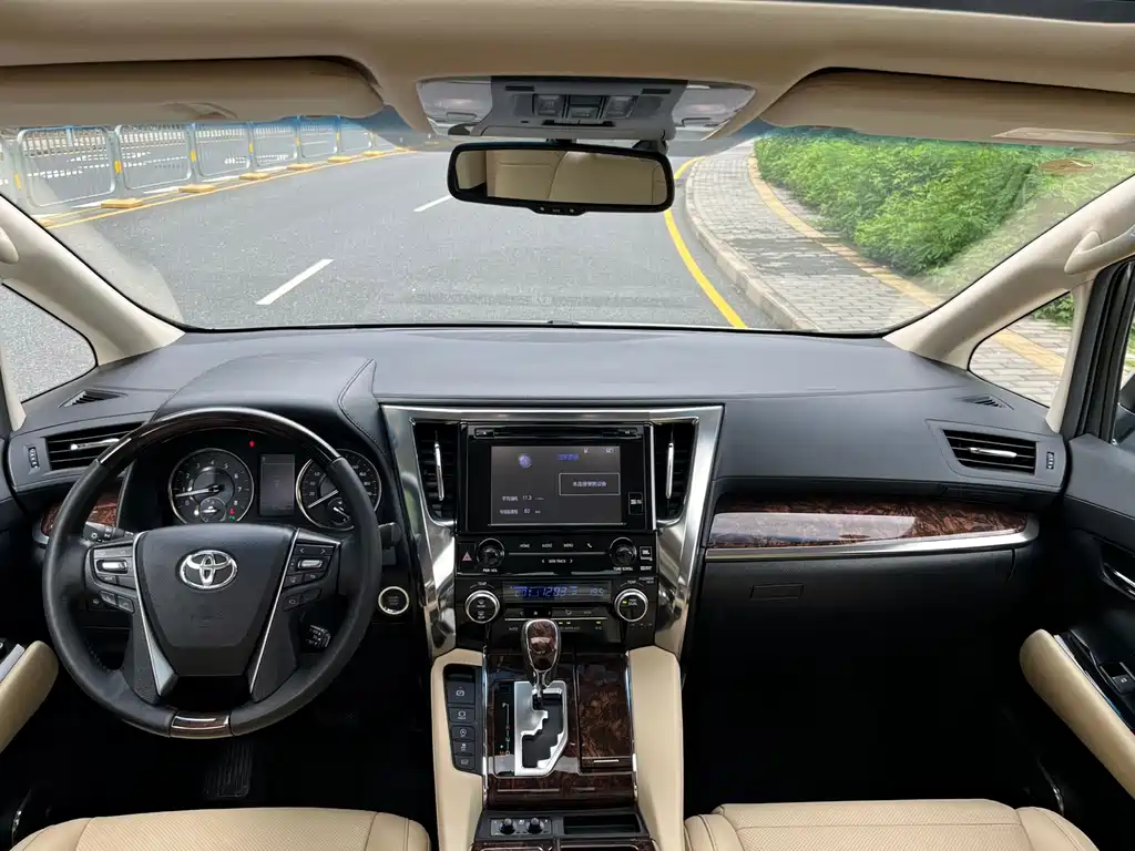 Toyota Alphard 2018 — фото 11
