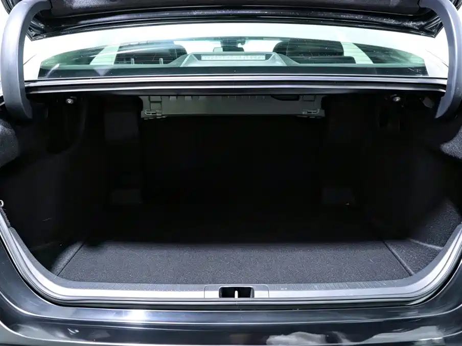Toyota Camry 2019 — фото 24