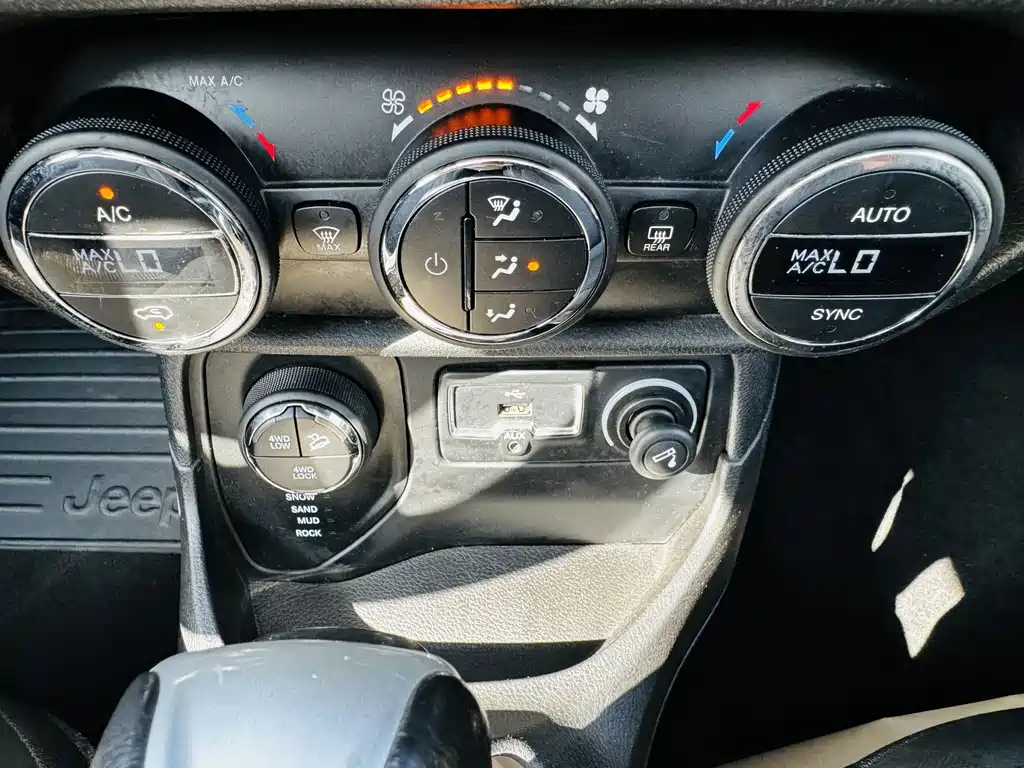 Jeep Renegade 2017 — фото 10