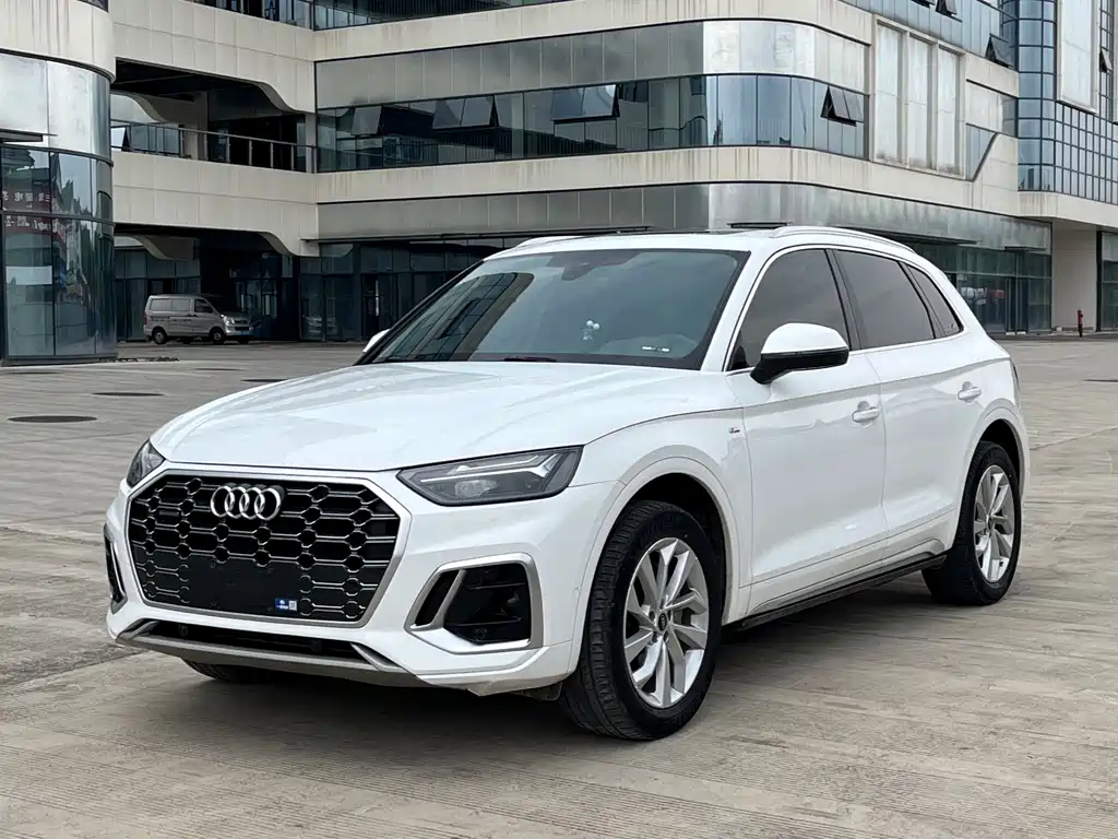 Audi Q5L 2022 — фото 1