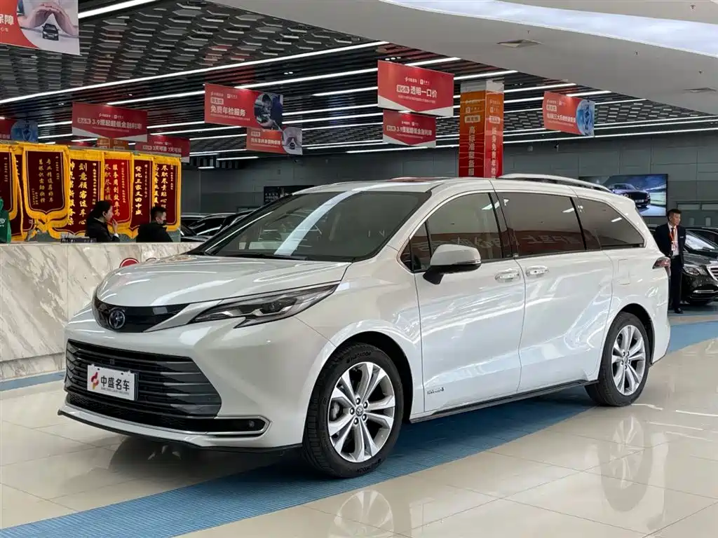 Toyota Sienna 2023 — фото 1