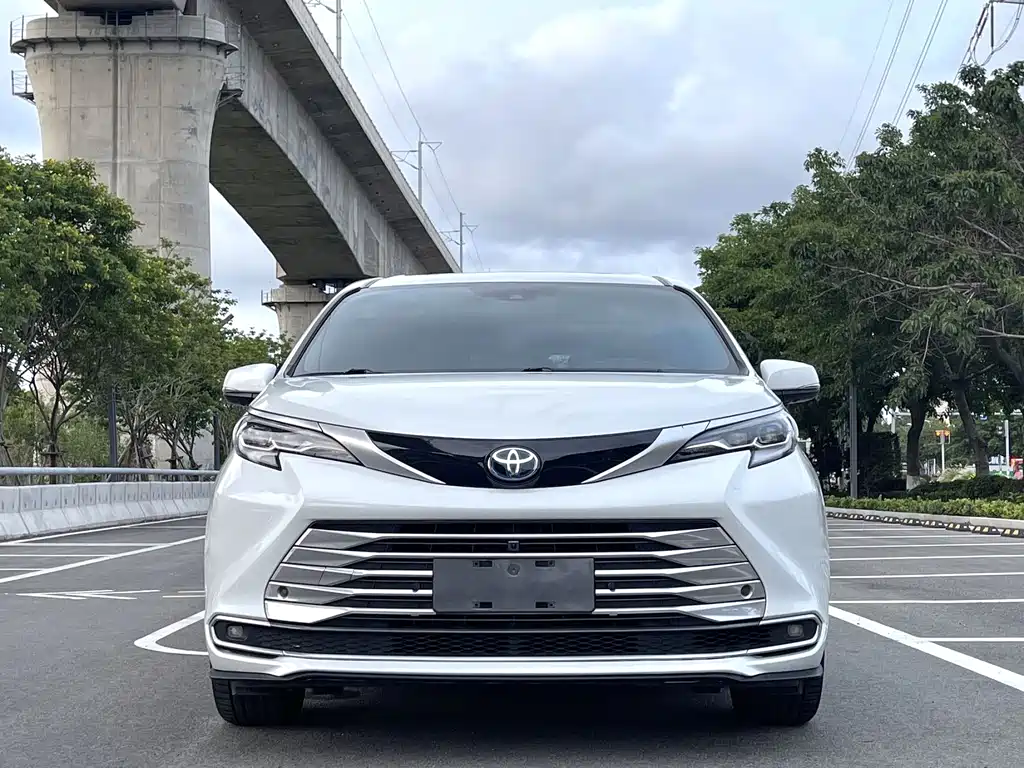 Toyota Sienna 2024 — фото 2