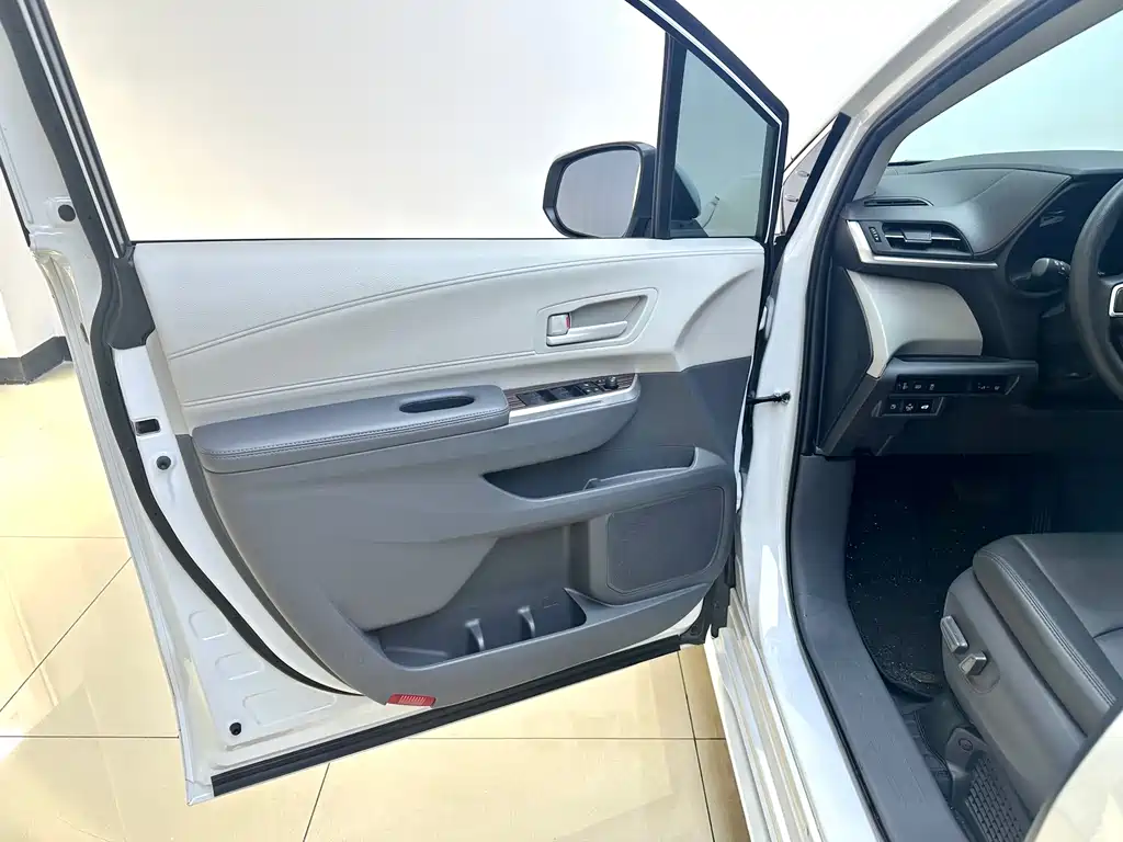 Toyota Sienna 2024 — фото 18