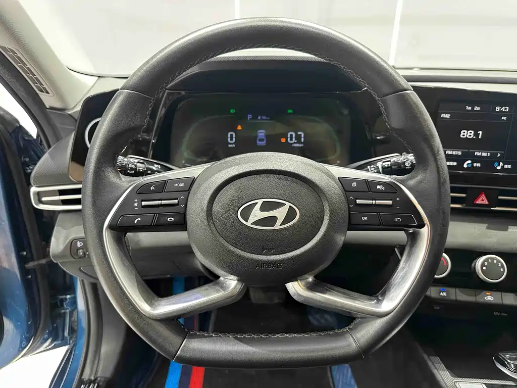 Hyundai Elantra 2023 — фото 8
