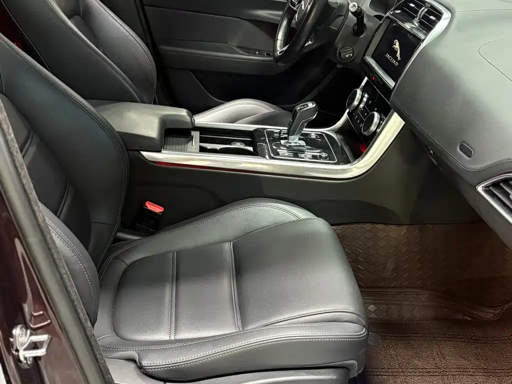 Jaguar XEL 2020 — фото 10